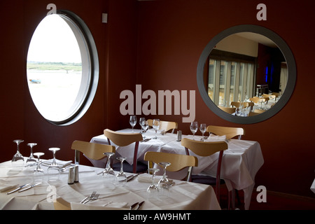 Die "Werft" gehobenes Restaurant mit Blick auf das Meer von der Themse-Mündung, Lee Leigh on Sea, Essex, England, Juli 2007 Stockfoto