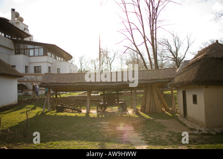 während des Tages mit einem eingezäunten Ferienhaus Haus erfreut unter Bäumen-Landschaft Stockfoto