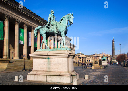 Statue von Prinz Albert an der St Georges Hall Liverpool Merseyside in England Stockfoto