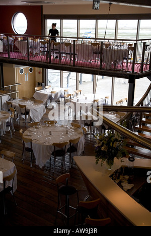 Die "Werft" gehobenes Restaurant mit Blick auf das Meer von der Themse-Mündung, Lee Leigh on Sea, Essex, England, Juli 2007 Stockfoto