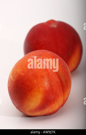 Two Peaches Fresh ein Frucht isolierter Ausschnitt auf weißem Tisch Hintergrundbild Nahaufnahme niemand von oben Hi-res Stockfoto