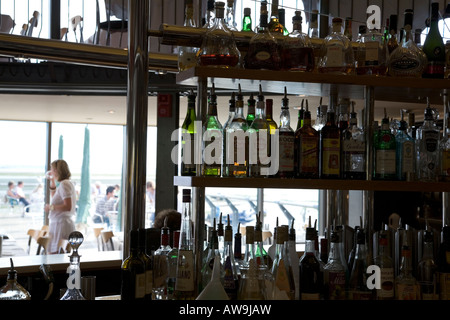 Die "Werft" gehobenes Restaurant mit Blick auf das Meer von der Themse-Mündung, Lee Leigh on Sea, Essex, England, Juli 2007 Stockfoto