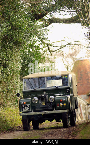 Oldtimer Land Rover bei der Arbeit in Sussex Gassen Stockfoto