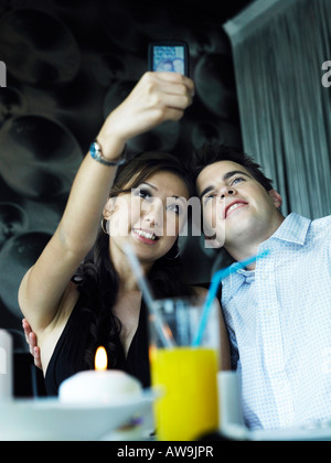 koppeln Sie Selbstporträt mit Handy Stockfoto