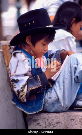 Junge mexikanische Cowboy seine Hausaufgaben Stockfoto