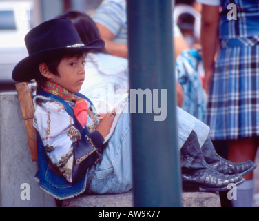 Junge mexikanische Cowboy seine Hausaufgaben Stockfoto