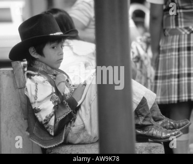 Junge mexikanische Cowboy seine Hausaufgaben Stockfoto