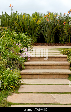 Ein Fuß weg an der Mediation Gärten der Self-Realization Fellowship Ashram in Encinitas, Kalifornien. Stockfoto