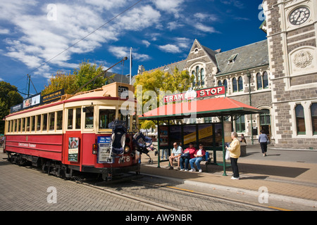 Christchurch Strassenbahn zieht in die Straßenbahn-Haltestelle Stockfoto