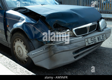 Abgestürzt und verlassenen Auto Stockfoto