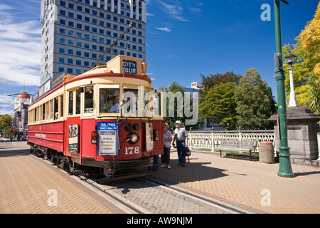 Christchurch Strassenbahn zieht in die Straßenbahn-Haltestelle Stockfoto