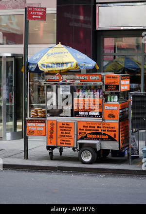 Brezel Bagel Hotdog Knish und Shish Kebab Verkäufer New York Stockfoto