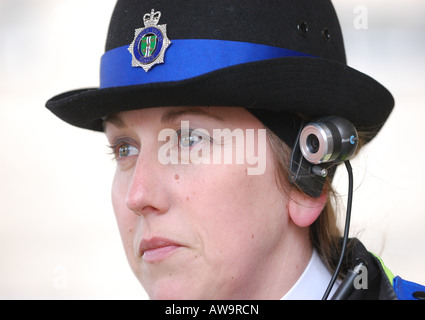 Polizei-Officiers in West Oxfordshire erhalten Videokameras auf ihre schützende Kopfbedeckung zu tragen. Die Robocam Gerät. Stockfoto