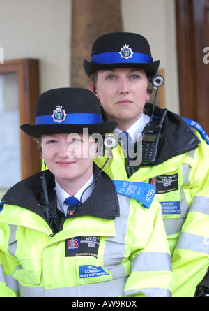 Polizei-Officiers in West Oxfordshire erhalten Videokameras auf ihre schützende Kopfbedeckung zu tragen. Die Robocam Gerät. Stockfoto