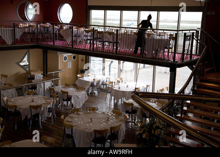 Die "Werft" gehobenes Restaurant mit Blick auf das Meer von der Themse-Mündung, Lee Leigh on Sea, Essex, England, Juli 2007 Stockfoto