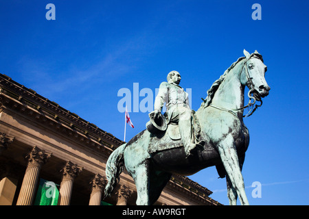 Statue von Prinz Albert an der St Georges Hall Liverpool Merseyside in England Stockfoto