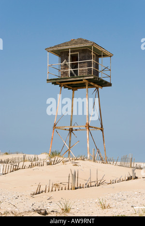 Strand Rettungsschwimmer-Turm in Sanddünen in den Outer Banks bei Corolla, Virginia, VA, USA. Stockfoto