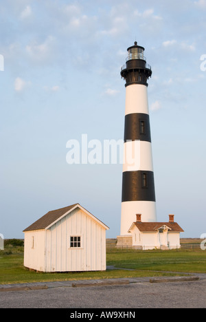 Leuchtturm auf Bodie Island in den Outer Banks im Sonnenuntergang gelbes Licht, Nags Head, North Carolina, NC, OBX, USA, Amerika gedreht. Stockfoto