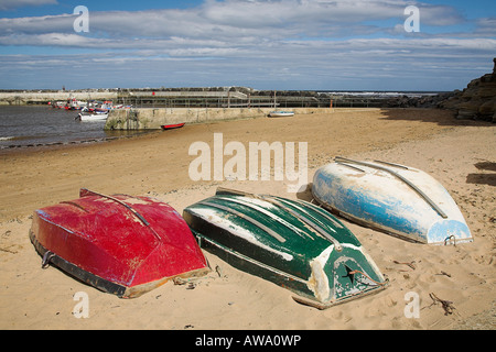 Drei umgestürzten Boote am Strand, North Yorkshire, Vereinigtes Königreich Stockfoto