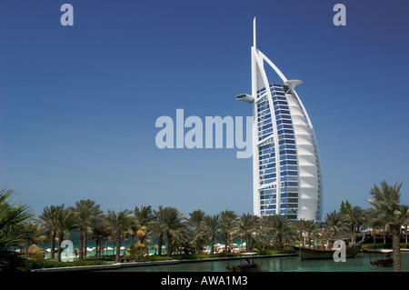 Jumeirah Burj Al Arab Hotel und Restaurant, gesehen vom Madinat Jumeirah Hotels. Dubai Stockfoto