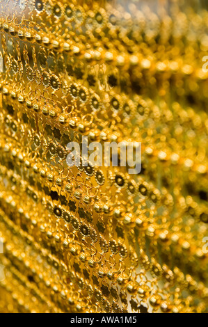 Goldschmuck, Verkauf im Fenster eines Ladens in der gold Souk in Dubai, Vereinigte Arabische Emirate. Stockfoto