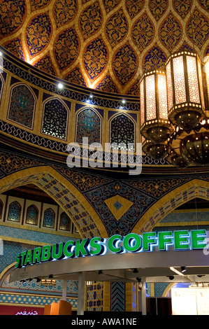 Innerhalb des persischen Abschnitt der Ibn Battuta Mall, Dubai, VAE. Zeigt Starbucks Coffee-Shop! Stockfoto
