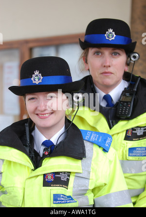 Polizei-Officiers in West Oxfordshire erhalten Videokameras auf ihre schützende Kopfbedeckung zu tragen. Die Robocam Gerät. Stockfoto