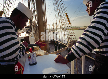 Crew-Mitglieder Reinigung Teil des mexikanischen Großsegler Cuauhtemoc Tournement der hohen Schiff Armada 2003 Frankreich in Rouen Stockfoto