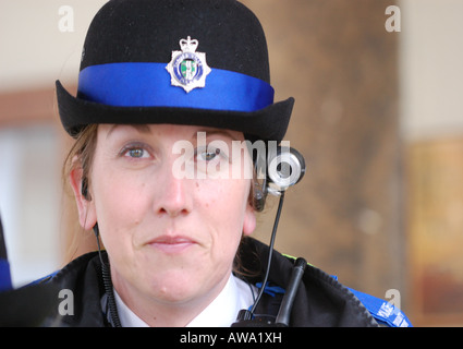 Polizei-Officiers in West Oxfordshire erhalten Videokameras auf ihre schützende Kopfbedeckung zu tragen. Die Robocam Gerät. Stockfoto