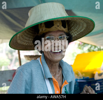 Lokale Frau in traditionellen Hat In einem Markt in Bangkok Thailand Südostasien Stockfoto