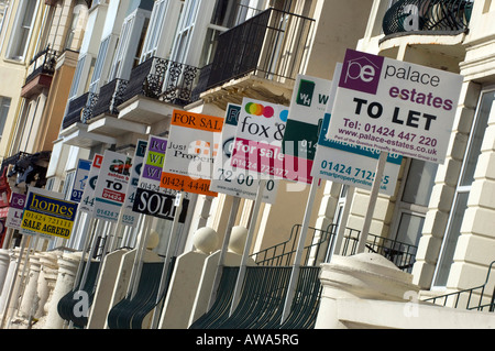 Eine Reihe von Immobilien-Makler für Verkauf verkauft Verkauf vereinbart zu lassen und lassen Sie Bretter Schwalbenschwanz eine Terrasse Blick Seehäuser an Hastings Strandpromenade Stockfoto