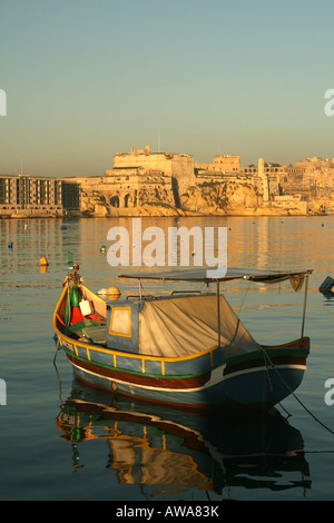 Angelboot/Fischerboot in Kalkara Creek, Malta Stockfoto