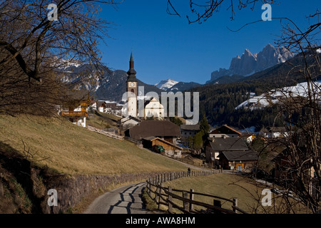 Alpine Dorf Saint peter, Val di Funes, Italien Stockfoto