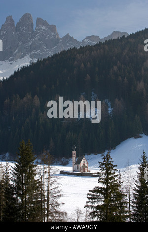 Dorf von St. Magdalena und St. Johann-Kirche im Winter Schnee, Val di Funes, Italien Stockfoto