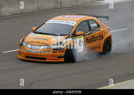 Gordon Sheddon in der Honda Civic BTCC-Tourenwagen mit beschädigten Fron Federung Stockfoto