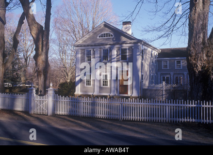 Frühe klassische Wiederbelebung Haus in Lyme Connecticut New England, Schindeln, verziert mit ionischen Pilastern, erbaut 1816 Stockfoto