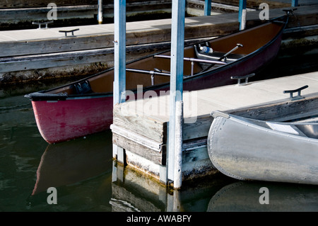 Leere gemietete Kanus an einem Dock in einem Resort nahe Table Rock Lake, Branson, Missouri. USA. Stockfoto