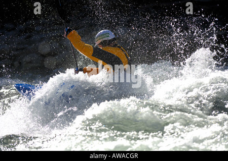 Ein Kajakfahrer läuft die Stromschnellen am Snake River in Jackson Wyoming Stockfoto