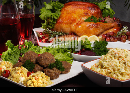 Der gebratene ganze truthahn mit Kartoffelsalat auf einem weißen Teller Weihnachtsessen Bilder Bilder Bilder horizontal in den USA Hi-res Stockfoto