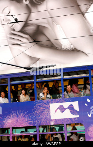 Passagiere an Bord einer Straßenbahn in Hongkong, China Stockfoto