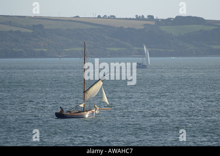 Auster Ausbaggern von Falmouth Working Boot unter Segel in der Carrick Roads in der Nähe von Falmouth Cornwall England UK GB Stockfoto