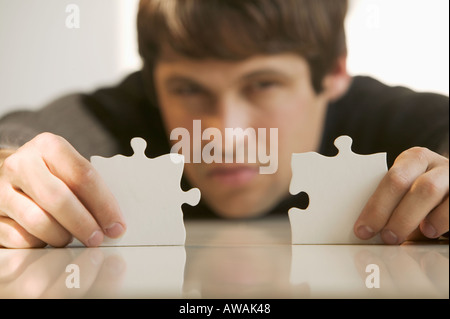 Mann mit Puzzle-Teile Stockfoto