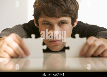 Mann mit Verbindungstür Puzzleteile Stockfoto