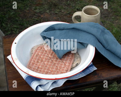 Eine äußere Wasserschüssel und Handtücher verwendet bei einer alten West-Reenactment, die den Mangel an Innenklempnerarbeit der 1850er Jahre repliziert Stockfoto