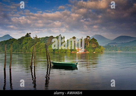 Angelboot/Fischerboot auf Derwent Wasser & Derwent Insel von in der Nähe von Mönchs Crag, in der Nähe von Keswick, Lake District, Cumbria, England, UK Stockfoto