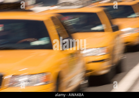 Drei Taxis auf der Straße in New York NY Stockfoto