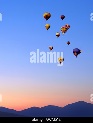 DIGITALE Konzept: Heißluftballons über Berge Stockfoto