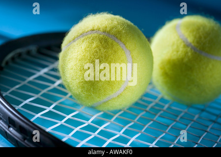 Nahaufnahme von Tennisschläger und zwei Kugeln Stockfoto