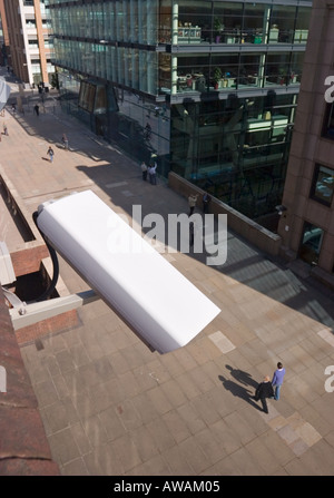 Überwachungskamera auf Dach wacht über Fußgängerzone im Zentrum von London Stockfoto