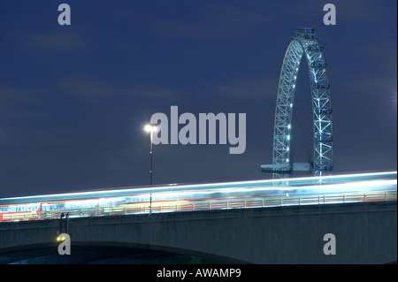 London Eye in der Nacht und Verkehr auf Waterloo Bridge in London uk Stockfoto